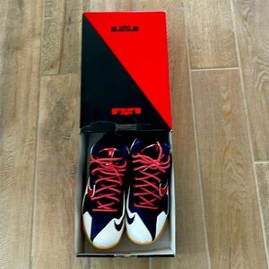 Nike sneakers Men size 9. Almost brand new. worn only once.
